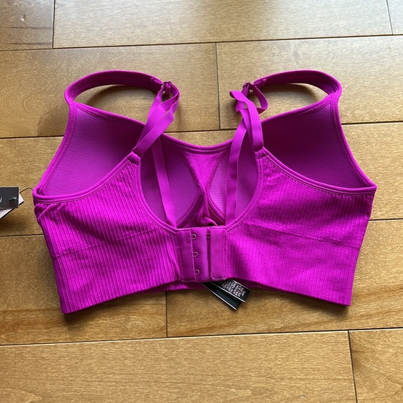 NWT Victoria Secret Sports Bra - Picture 2 of 7